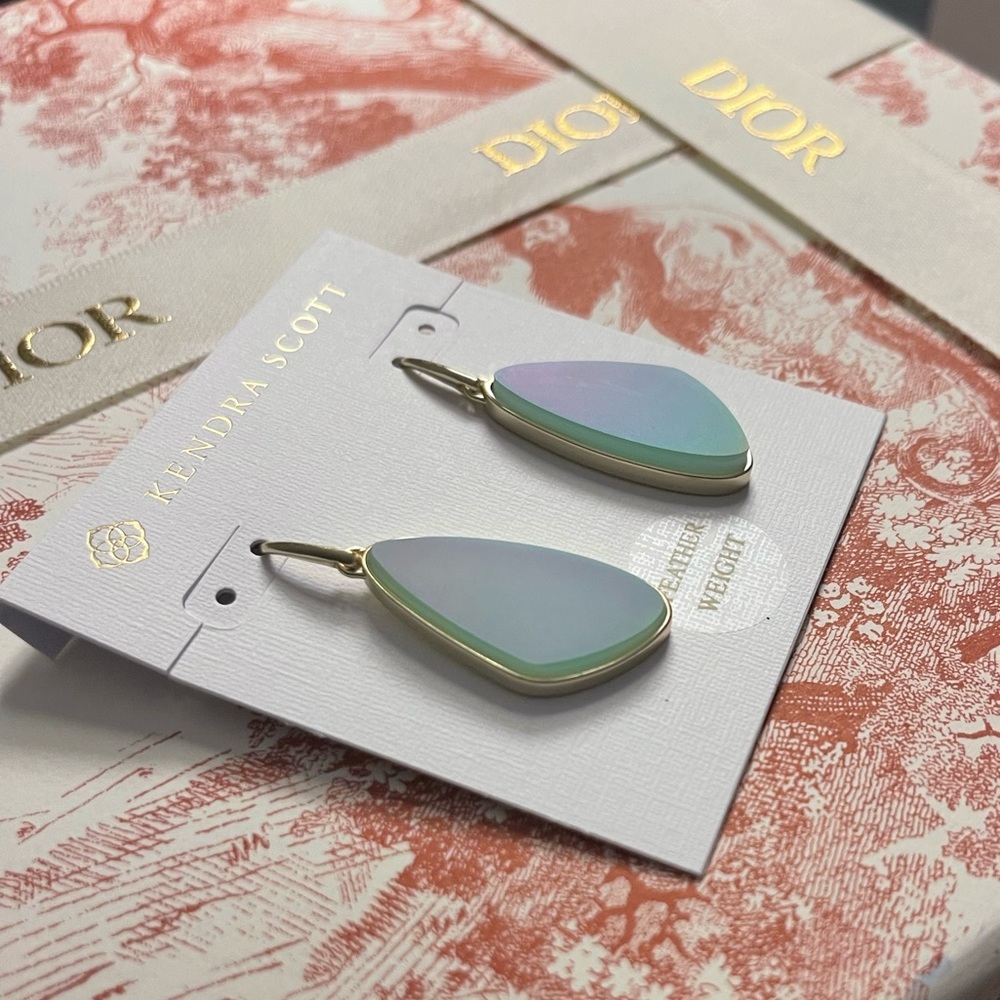 Beautiful Kendra Scott McKenna Small Drop Earrings in Mint - Picture 2 of 4